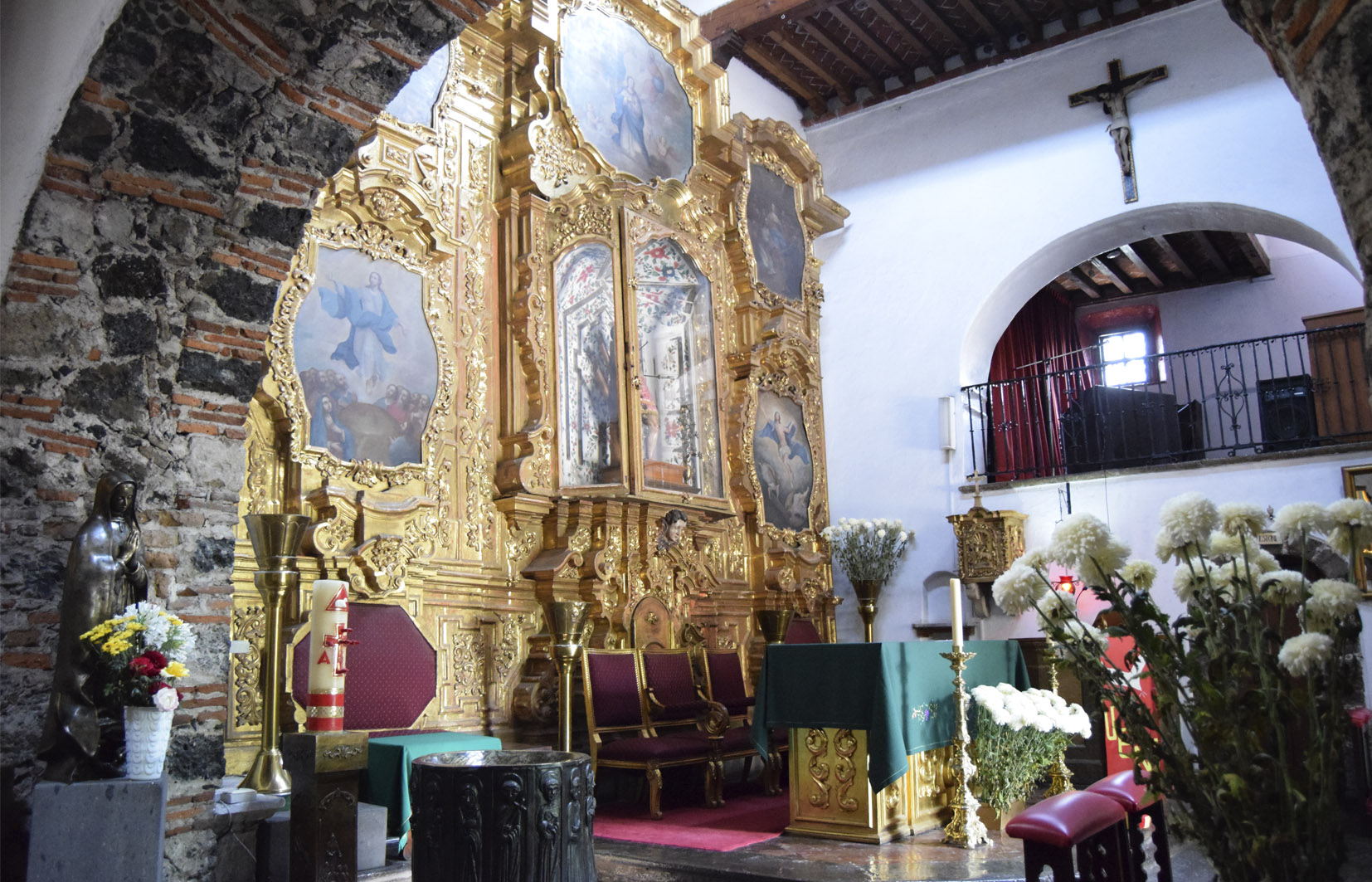 Foto del interior desde el lado sur; puede observarse el altar principal, los confesionarios y el coro. 2016.