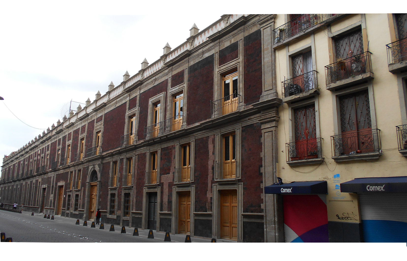 Detalle de la fachada del palacio sobre la calle de Rep&uacute;blica de Venezuela, 2016.