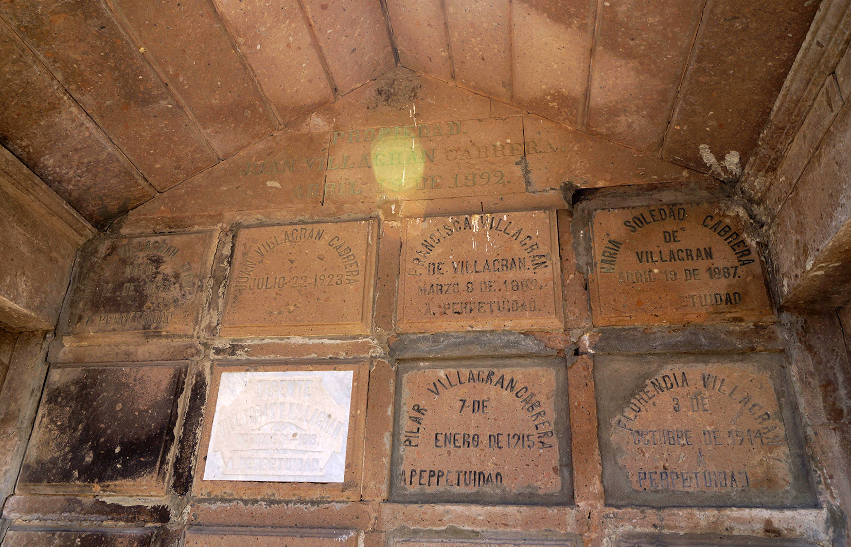 Placas al interior, 2015.