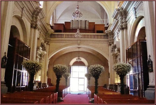 Imágen del interior hacia la puerta principal