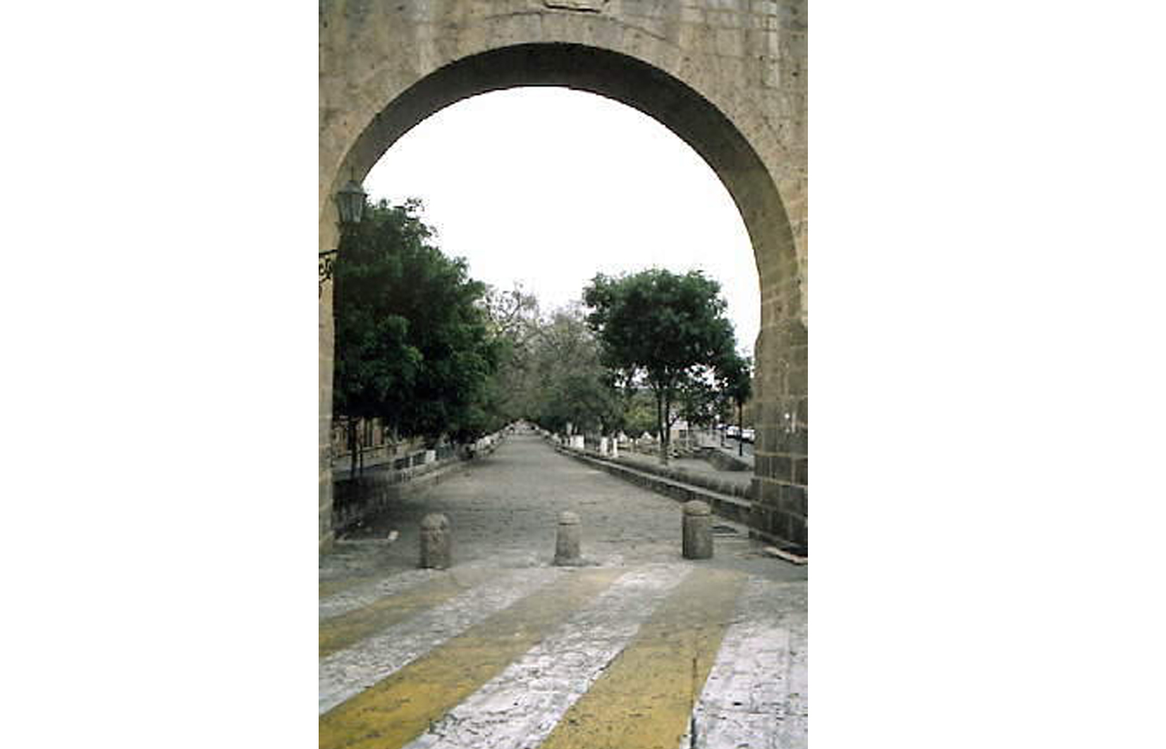 Vista de la calzada desde los arcos del Acueducto, 1999.