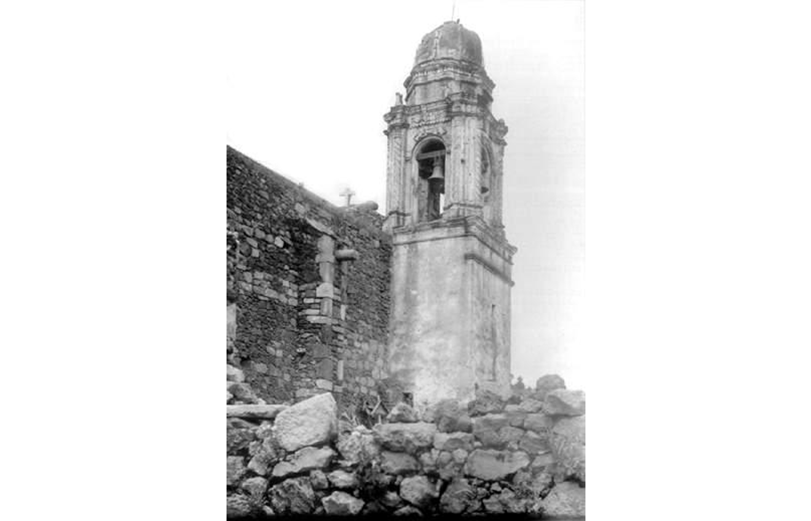 Vista de la torre campanario, 2000.