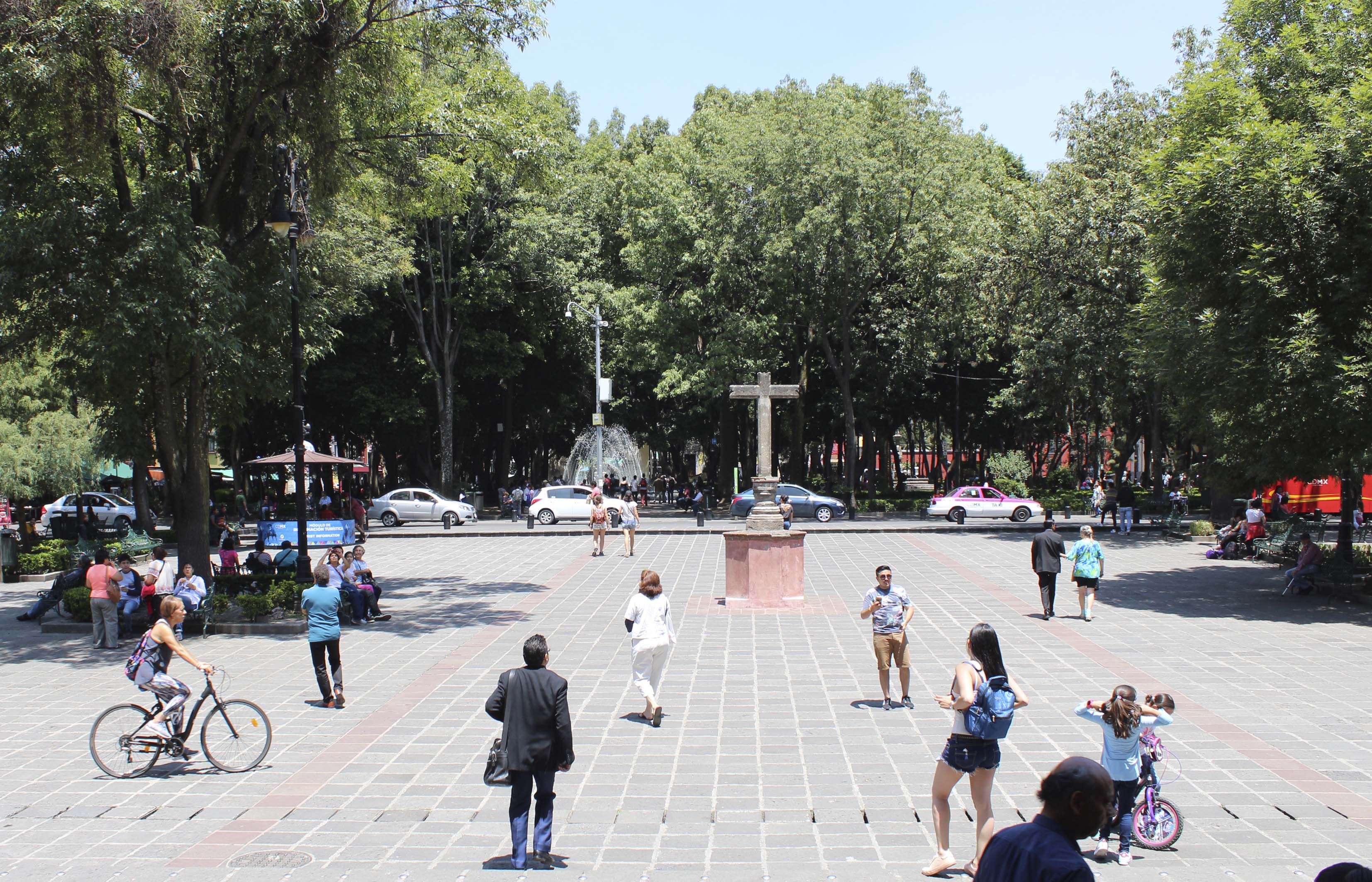 Cruz atrial y jard&iacute;n Centenario, 2018.