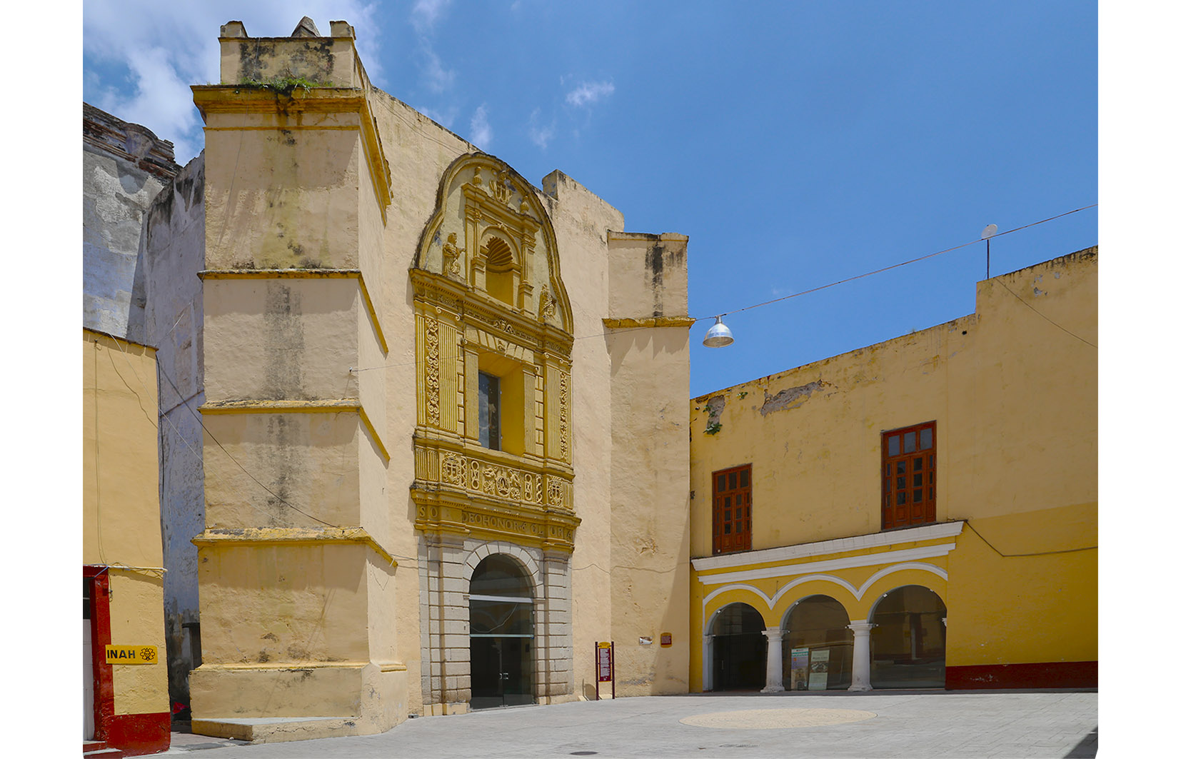 Vista del templo y acceso al atrio, 2015.