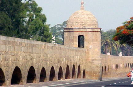 Acueducto y caja de agua, 1999.