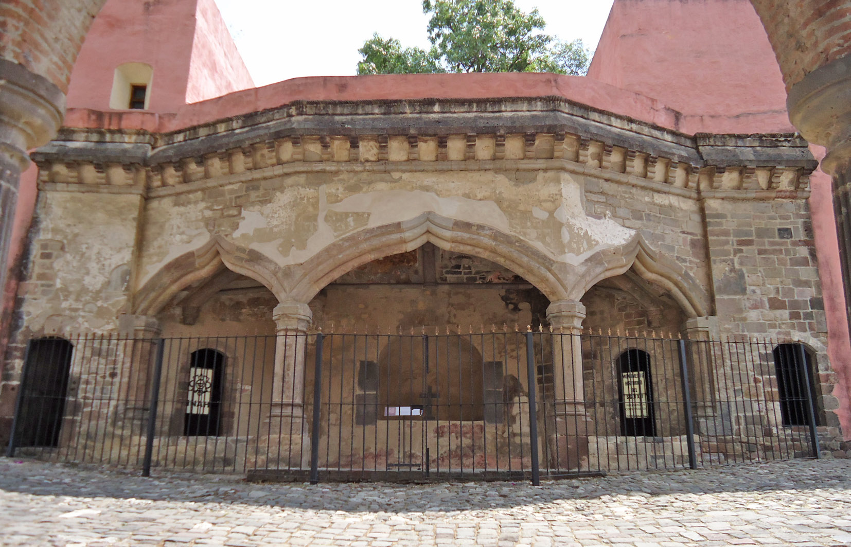 Fachada de la calle Capilla Abierta, 2018.