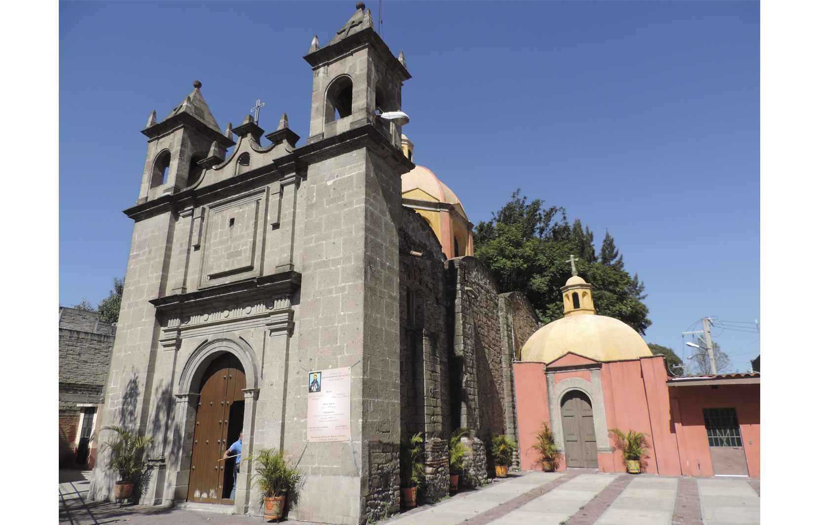 Fachada principal de la Capilla de Santo Domingo Huexotitla, 2014.