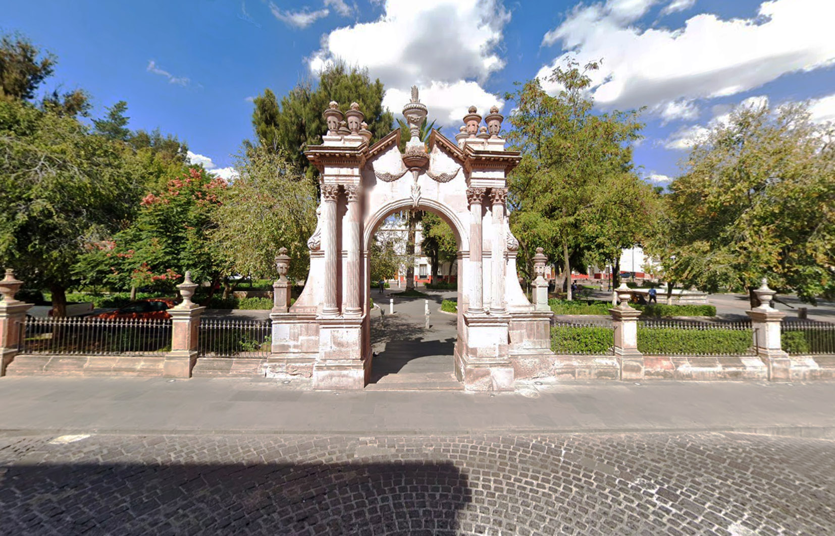 Arco del acceso principal. Fuente: Google Maps, 2019.