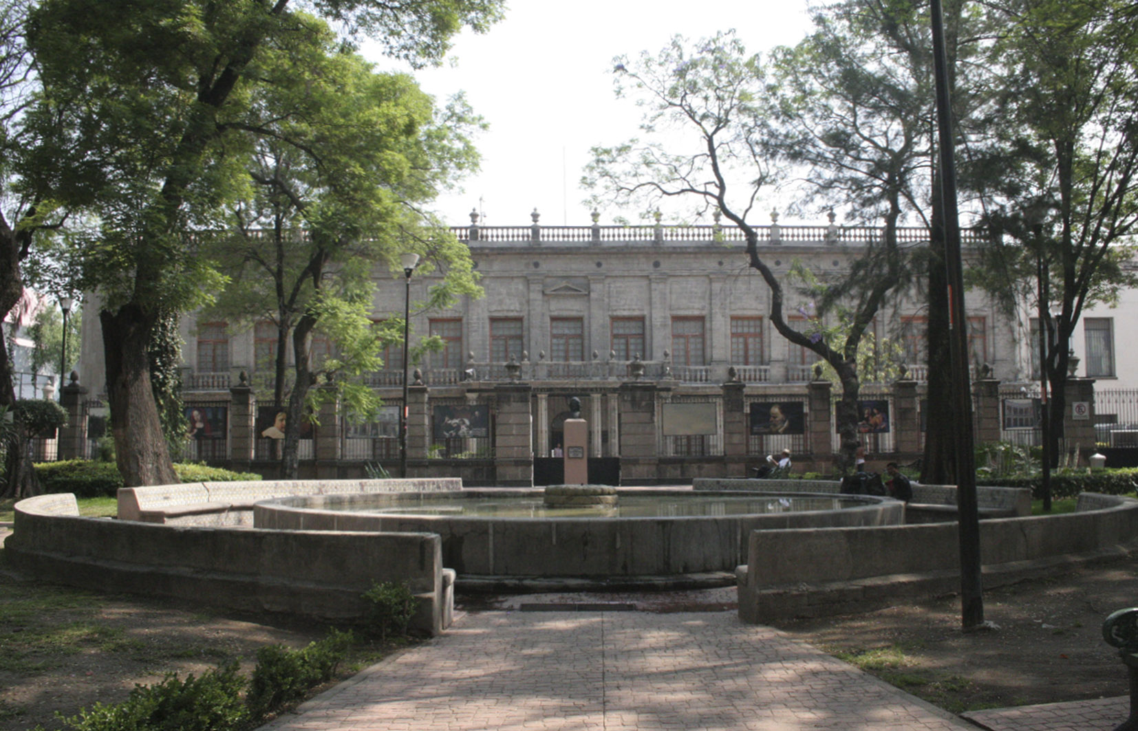 Vista de la fuente. Al fondo Museo de San Carlos, 2016.