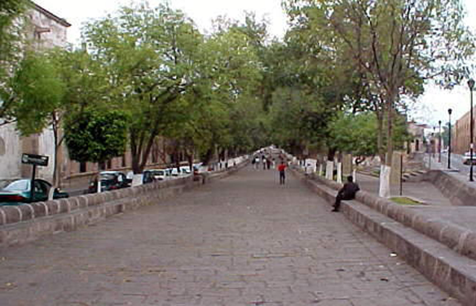 Vista de la calzada, iniciando desde el Acueducto, 1999.