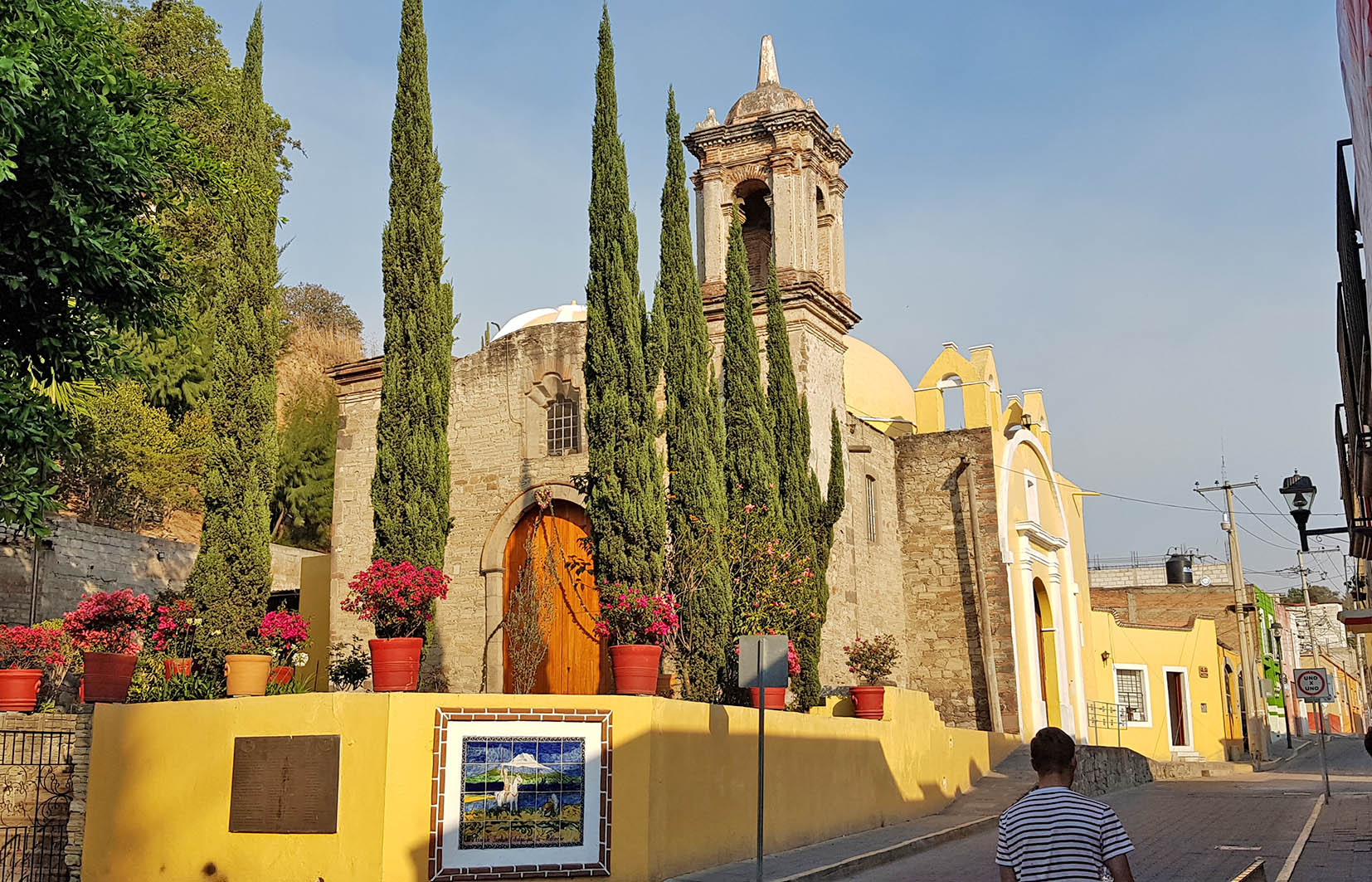 Vista de fachada en Miguel Guridi y Alcocer s/n, en su cruce con Jardín San Nicolás. 2018