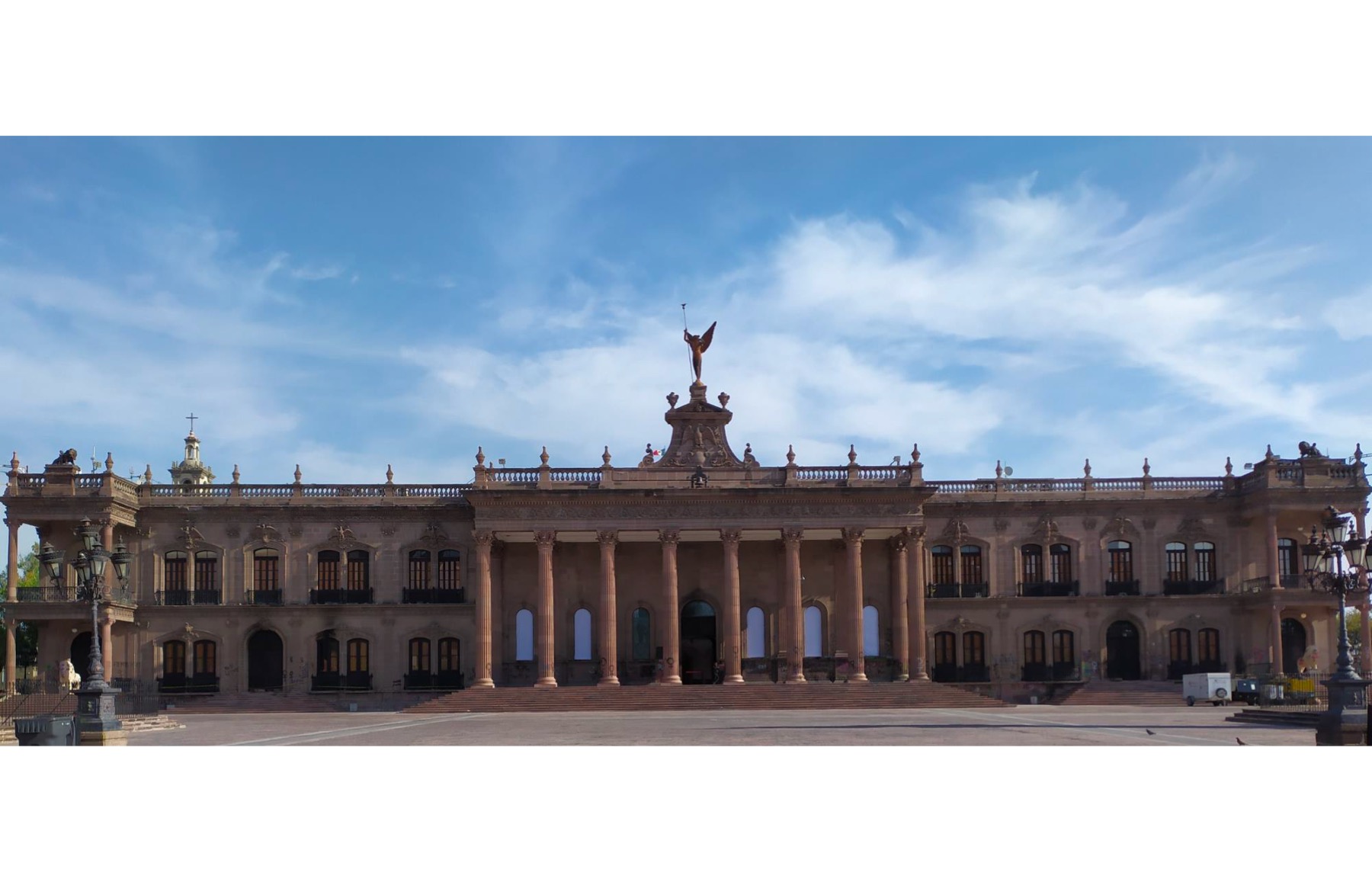 Fachada sur del Palacio de Gobierno de Nuevo León, 2021.