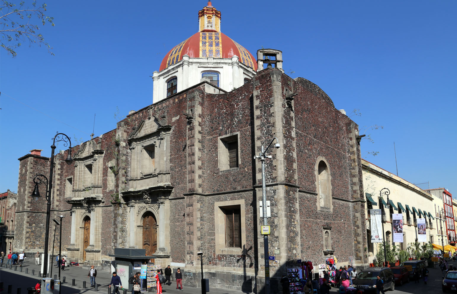 Vista del templo y antiguo convento de Santa Inés. 2016.