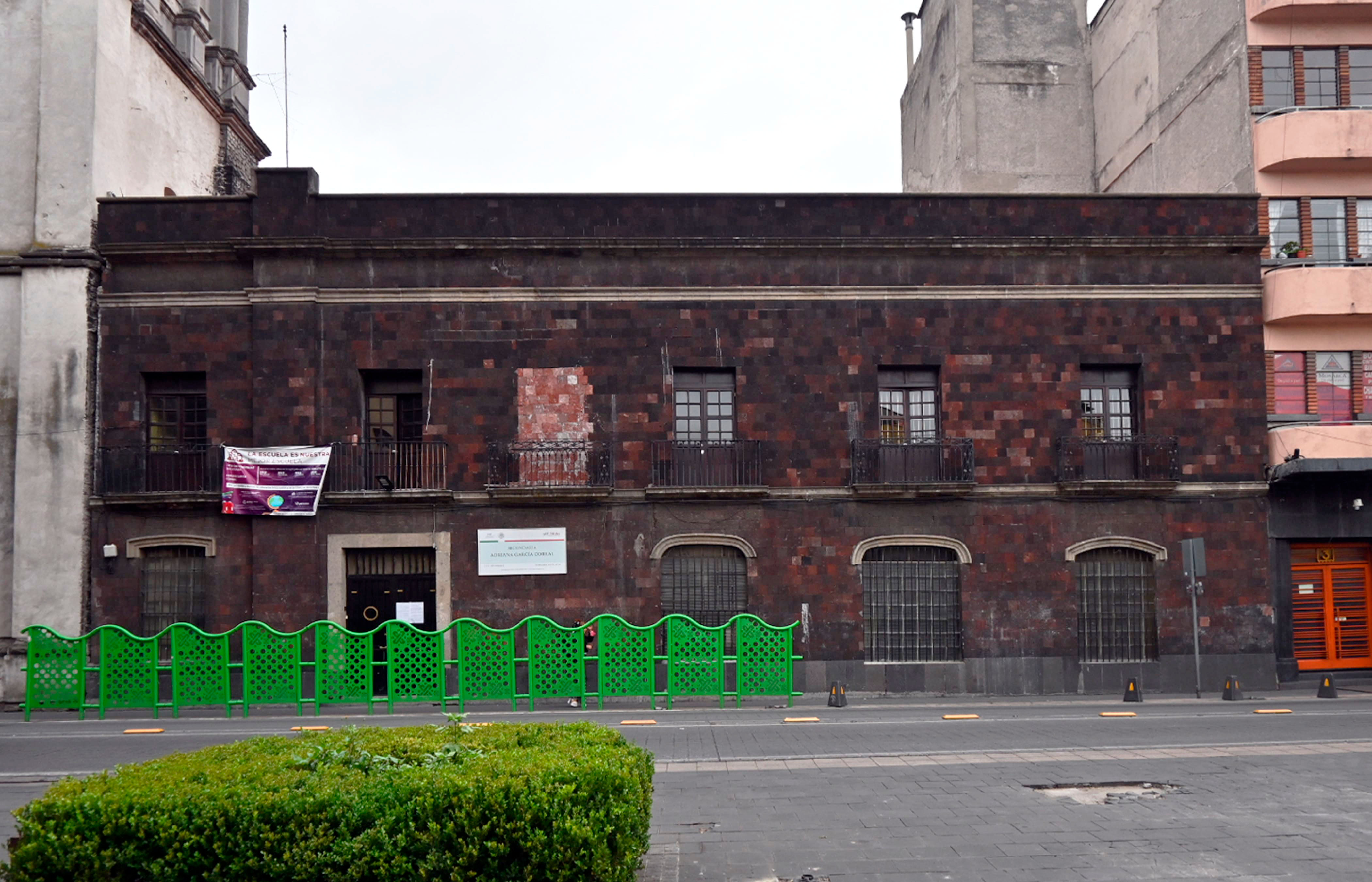 Fachada, se muestra clausura de un ventana superior. 2022.