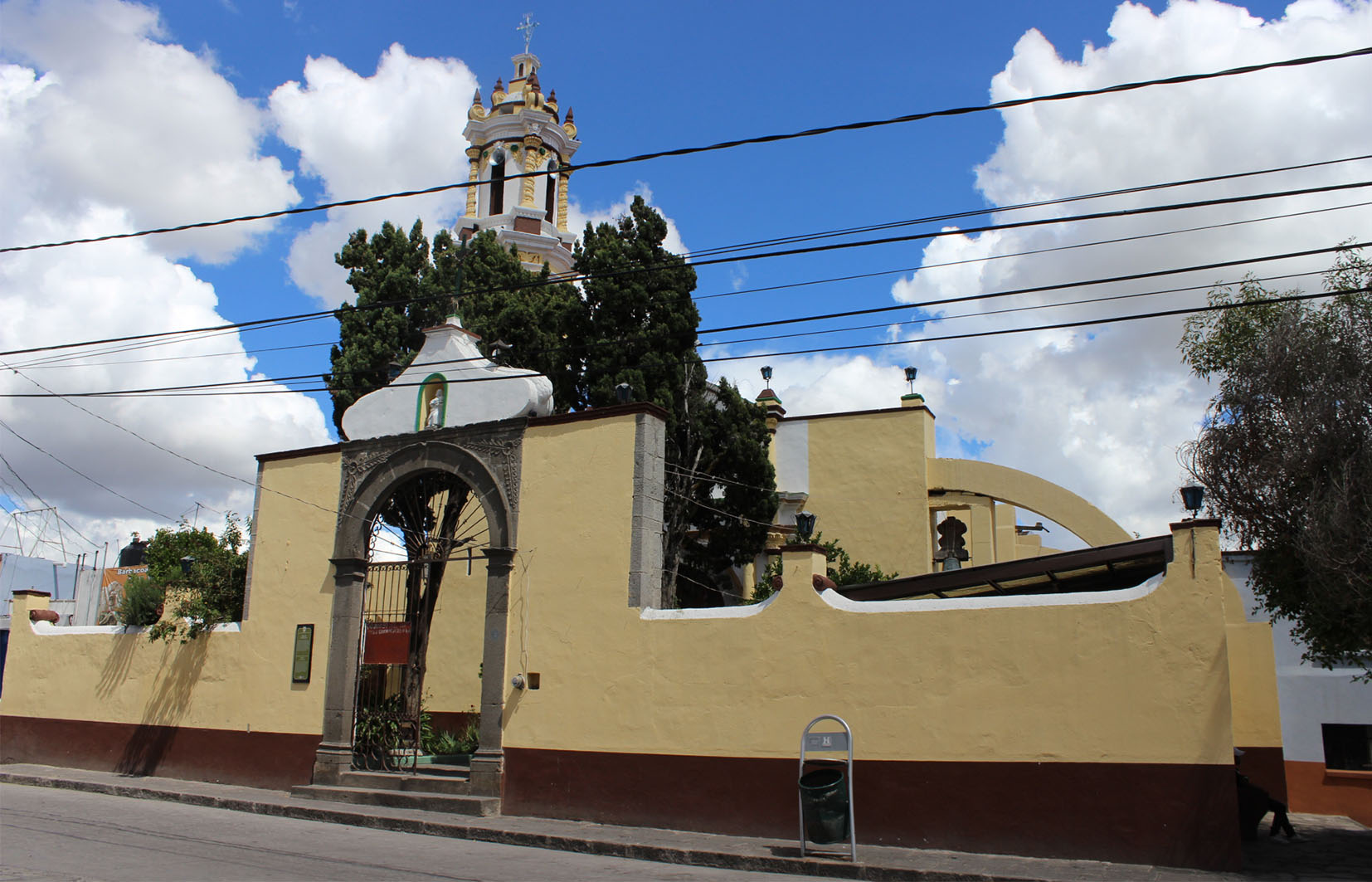 Fachada de barda atrial, 2018.