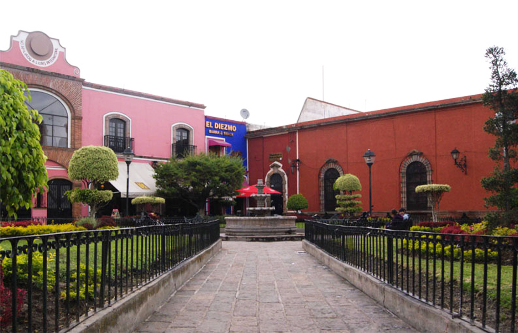 Andador, fuente y &aacute;rea ajardinada, 2016.