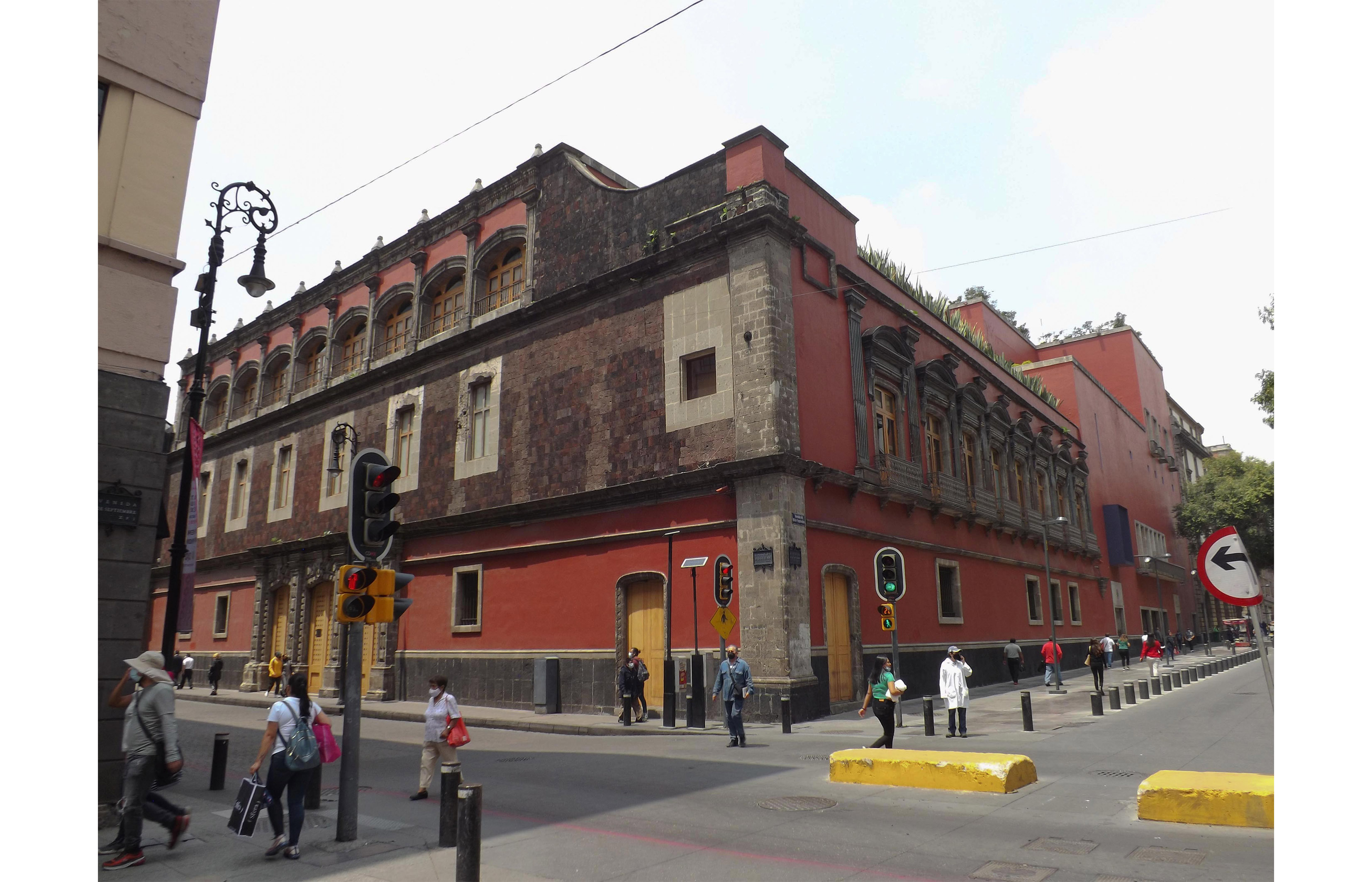 Vista del Antiguo Colegio de Niñas, actual Club de Banqueros de México, 2022.