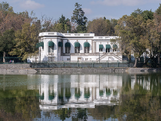 Fachada principal, 2018. Fuente: el Universal, recuperado de https:// www.eluniversal. com.mx/ destinos/el-bosque-de -chapultepec-area-verde- mas-grande-que-central-park/