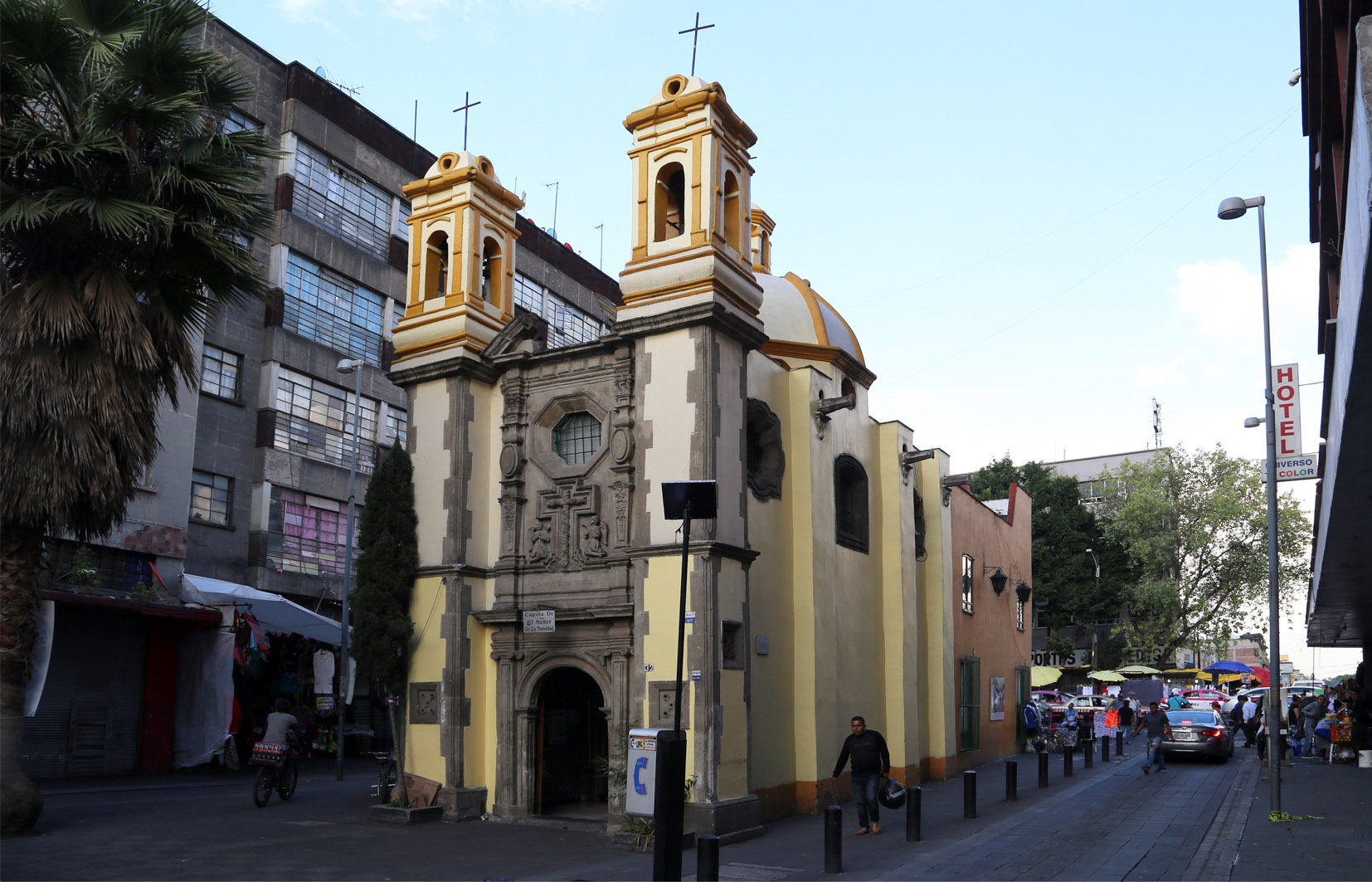Fachada y muro lateral de la capilla. 2016.