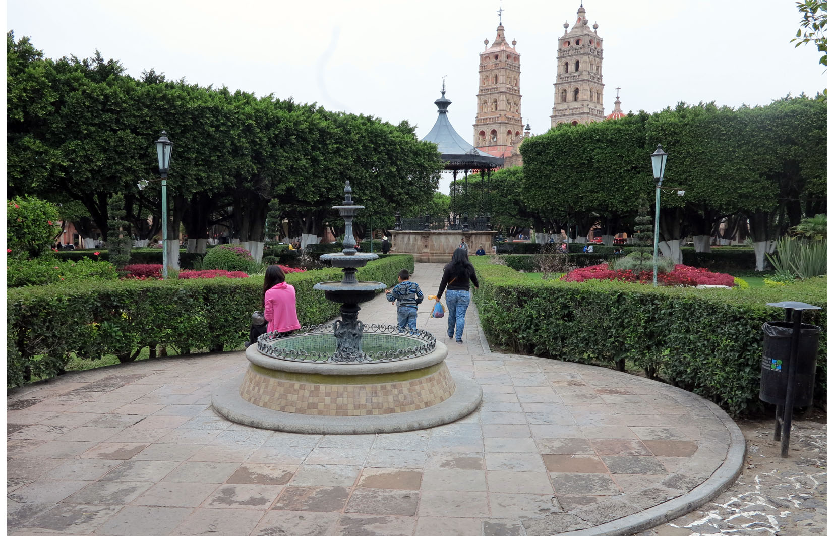 Vista de fuente, kiosco y Santuario de Nuestra Señora de la Luz, 2016.